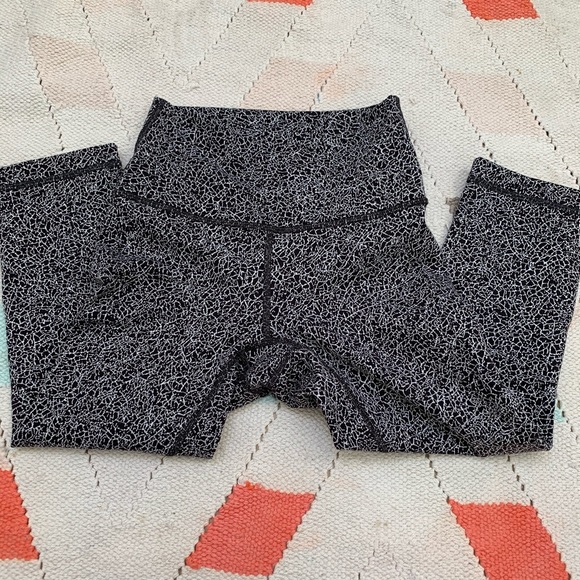 LULULEMON black and white crop leggings - Picture 2 of 5
